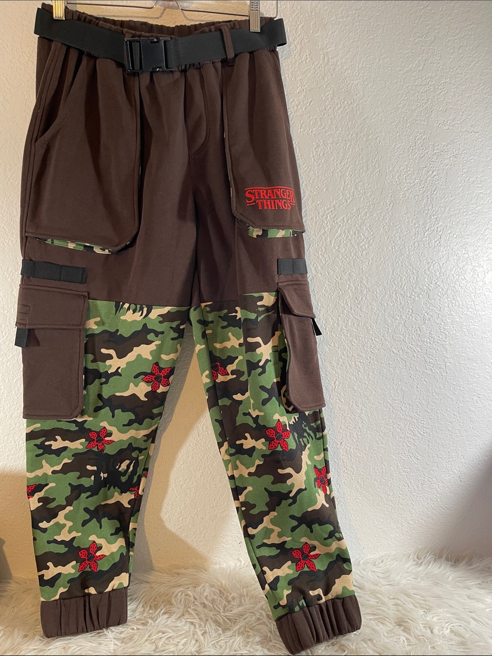 Stranger Things Demogorgon Camouflage Cargo Jogger Sweatpants Size Medium NEW - Picture 3 of 13